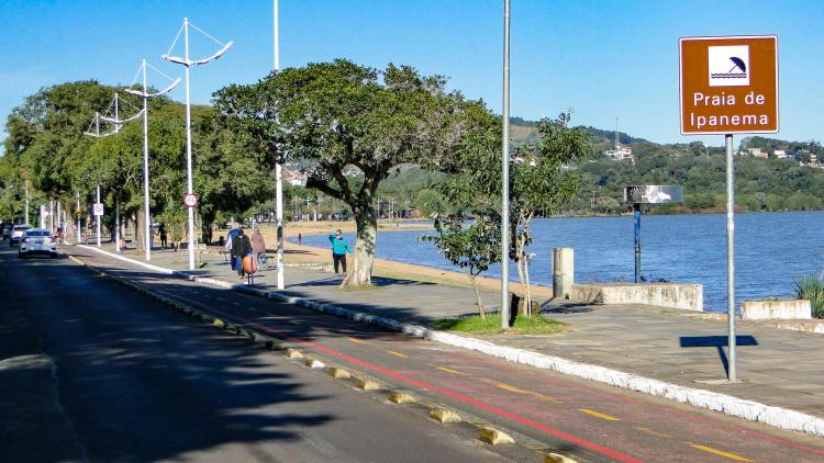 Orla de Ipanema com uma calçada e água ao fundo