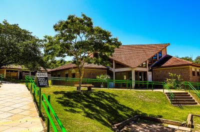Parque com grama e cabanas
