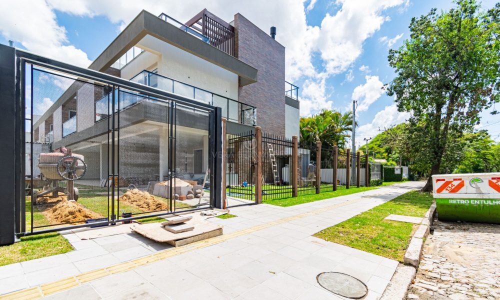 Casa em Condomínio à venda com 3 dormitórios, 306m² e 3 vagas no bairro Vila Assunção, Zona Sul de Porto Alegre - 001