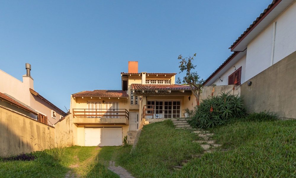 Casa à venda com 3 dormitórios, 250m² e 6 vagas no bairro Camaquã, Zona Sul de Porto Alegre - 001