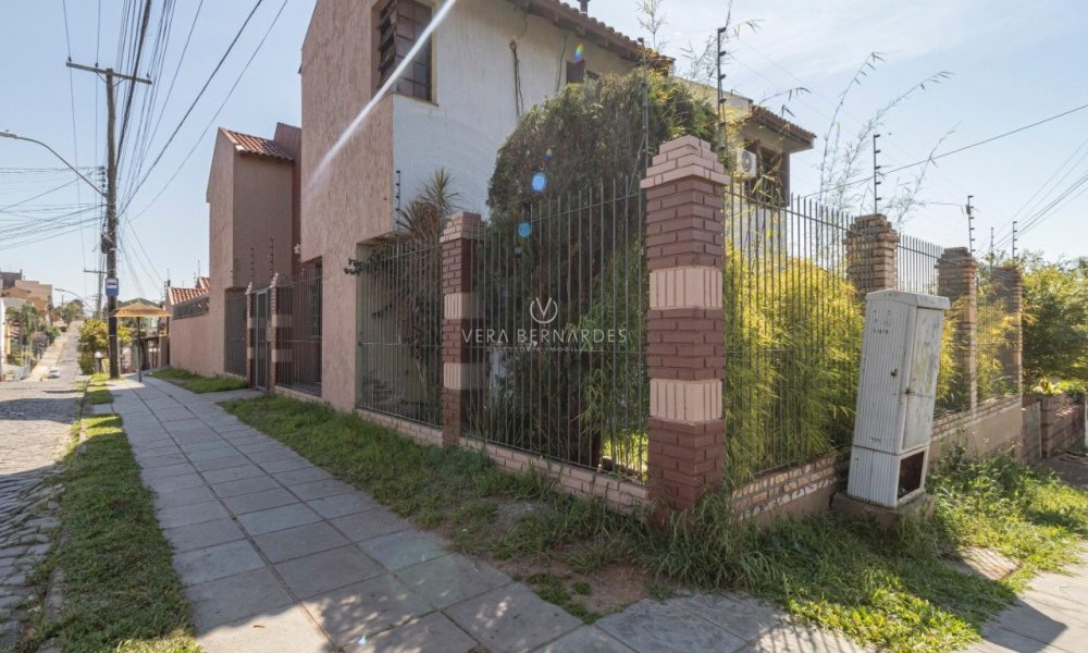 Casa à venda com 3 dormitórios, 255m² e 6 vagas no bairro Camaquã, Zona Sul de Porto Alegre - 001