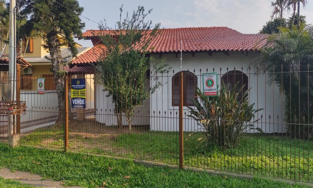 Casa à venda com 4 dormitórios, 300m² e 2 vagas no bairro Guarujá, Zona Sul de Porto Alegre - 001