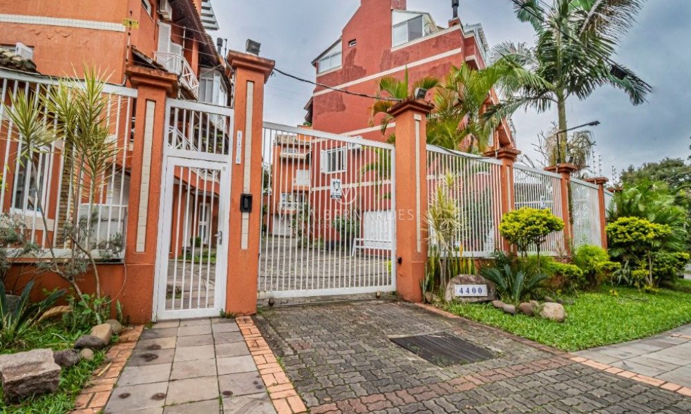 Casa em Condomínio à venda com 4 dormitórios, 252m² e 2 vagas no bairro Vila Assunção, Zona Sul de Porto Alegre - 001