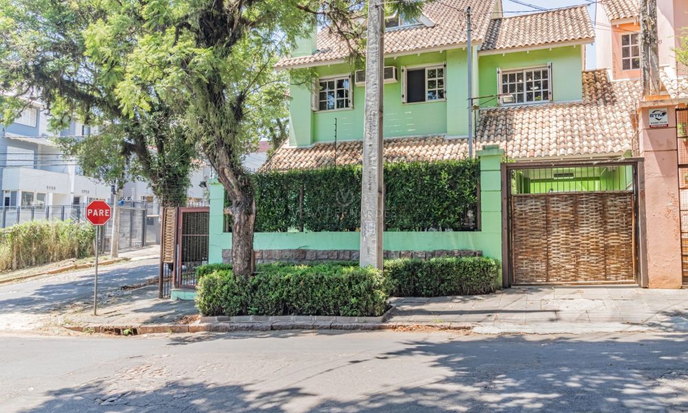 Casa à venda com 3 dormitórios, 220m² e 3 vagas no bairro Tristeza, Zona Sul de Porto Alegre - 001