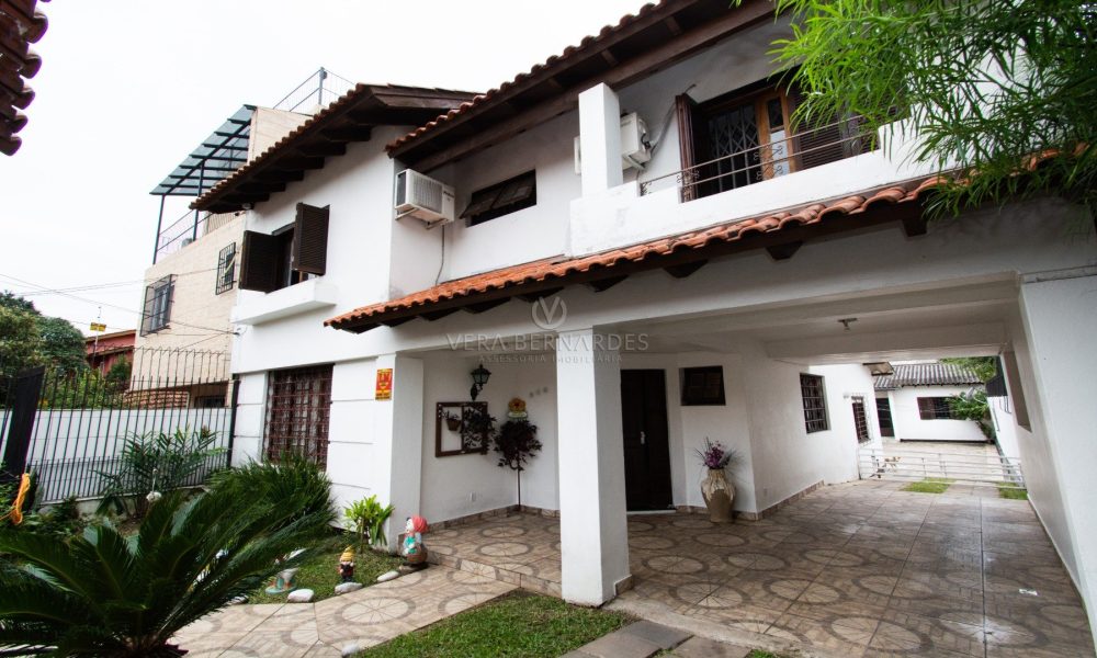 Casa à venda com 3 dormitórios, 238m² e 3 vagas no bairro Camaquã, Zona Sul de Porto Alegre - 001