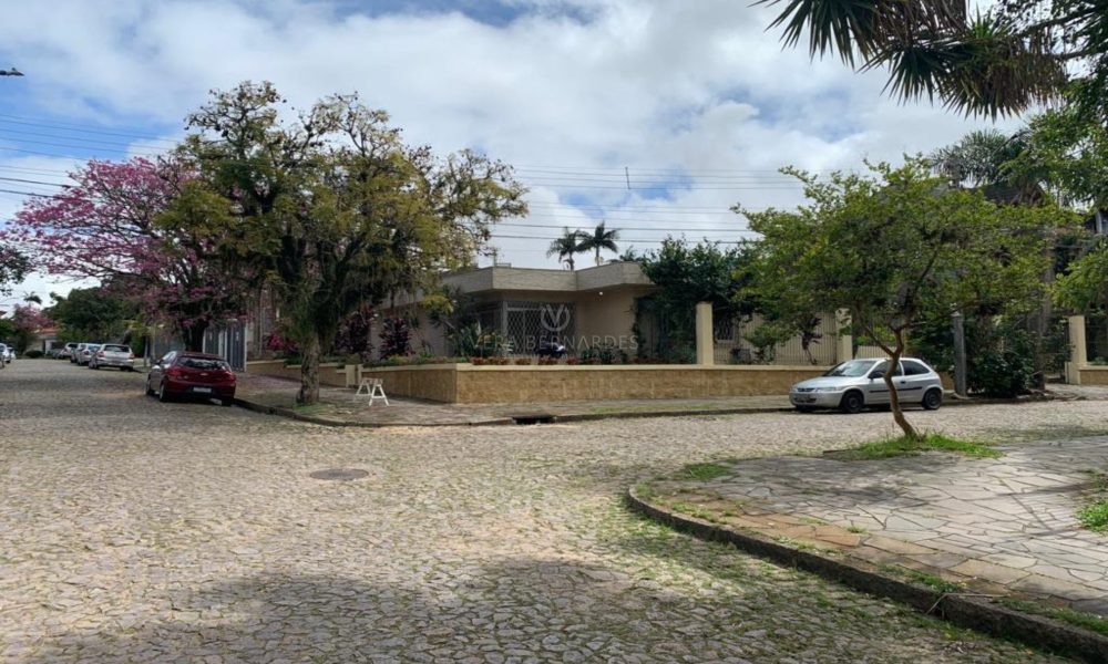 Casa à venda com 4 dormitórios, 400m² e 3 vagas no bairro Vila Assunção, Zona Sul de Porto Alegre - 001