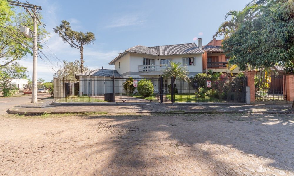 Casa à venda com 3 dormitórios, 276m² e 4 vagas no bairro Ipanema, Zona Sul de Porto Alegre - 001