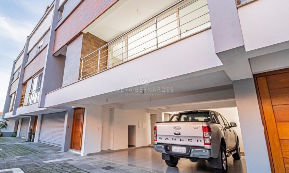 Casa em Condomínio à venda com 3 dormitórios, 233m² e 3 vagas no bairro Vila Assunção, Zona Sul de Porto Alegre - 001