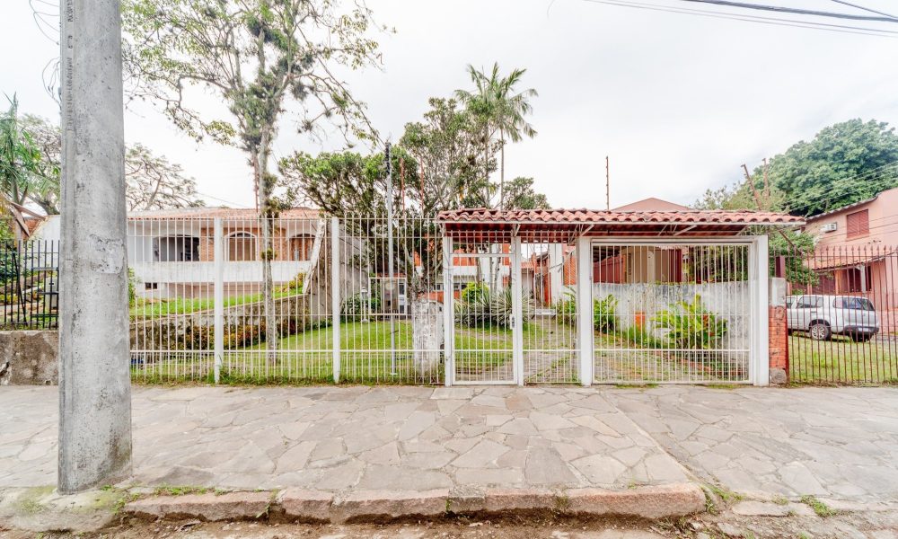 Casa à venda com 4 dormitórios, 132m² e 5 vagas no bairro Guarujá, Zona Sul de Porto Alegre - 001