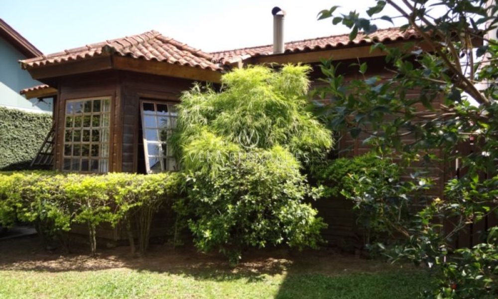 Casa Térrea à venda com 3 dormitórios, 150m² e 2 vagas no bairro Guarujá, Zona Sul de Porto Alegre - 001