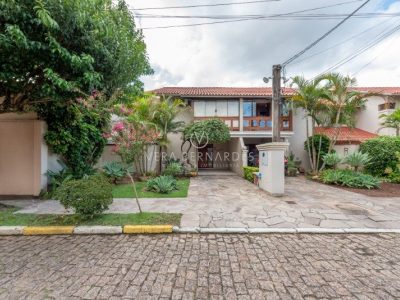 Casa em Condomínio à venda com 3 dormitórios, 233m² e 3 vagas no bairro Ipanema, Zona Sul de Porto Alegre