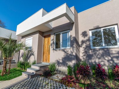 Casa à venda com 3 dormitórios, 70m² e 2 vagas no bairro Guarujá, Zona Sul de Porto Alegre