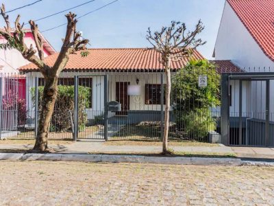 Casa à venda com 4 dormitórios, 336m² e 2 vagas no bairro Nonoai, Zona Sul de Porto Alegre