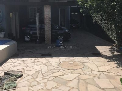 Casa à venda com 4 dormitórios, 244m² e 3 vagas no bairro Cavalhada, Zona Sul de Porto Alegre