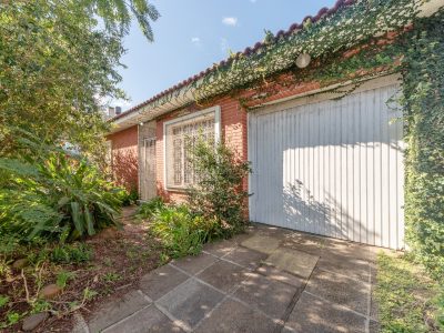 Casa à venda com 3 dormitórios, 212m² e 3 vagas no bairro Vila Assunção, Zona Sul de Porto Alegre