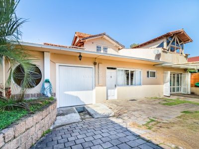 Casa à venda com 4 dormitórios, 331m² e 2 vagas no bairro Pedra Redonda, Zona Sul de Porto Alegre