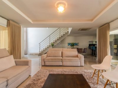 Casa em Condomínio à venda com 3 dormitórios, 257m² e 2 vagas no bairro Lagos de Nova Ipanema, Zona Sul de Porto Alegre