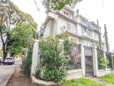 Casa à venda com 3 dormitórios, 155m² e 3 vagas no bairro Tristeza, Zona Sul de Porto Alegre