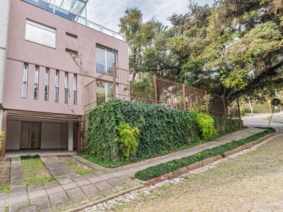 Casa à venda com 2 dormitórios, 354m² e 2 vagas no bairro Tristeza, Zona Sul de Porto Alegre