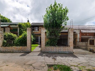 Casa à venda com 3 dormitórios, 280m² e 3 vagas no bairro Camaquã, Zona Sul de Porto Alegre