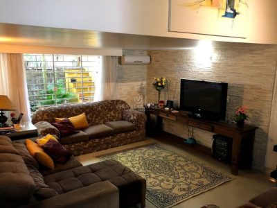 Casa Térrea à venda com 4 dormitórios, 198m² e 4 vagas no bairro Vila Assunção, Zona Sul de Porto Alegre