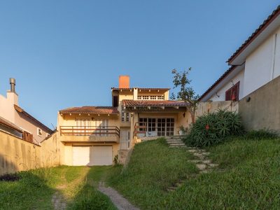 Casa à venda com 3 dormitórios, 250m² e 6 vagas no bairro Camaquã, Zona Sul de Porto Alegre