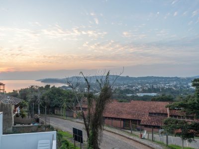 Casa à venda com 3 dormitórios, 161m² e 3 vagas no bairro Espírito Santo, Zona Sul de Porto Alegre