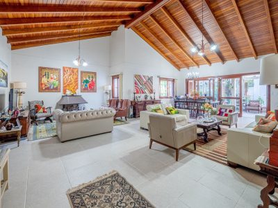 Casa Térrea à venda com 4 dormitórios, 273m² e 2 vagas no bairro Nonoai, Zona Sul de Porto Alegre