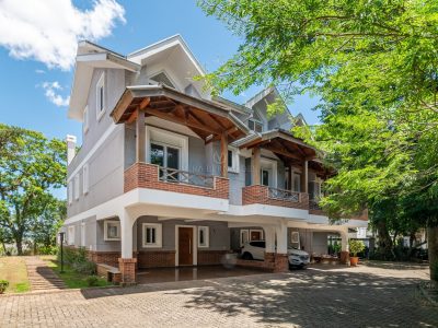 Casa em Condomínio à venda com 3 dormitórios, 294m² e 3 vagas no bairro Vila Assunção, Zona Sul de Porto Alegre