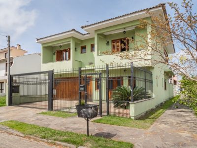 Casa à venda com 3 dormitórios, 173m² e 2 vagas no bairro Hípica, Zona Sul de Porto Alegre