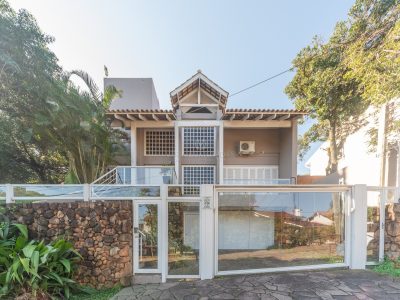 Casa à venda com 3 dormitórios, 336m² e 4 vagas no bairro Nonoai, Zona Sul de Porto Alegre