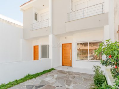 Casa à venda com 2 dormitórios, 126m² e 2 vagas no bairro Guarujá, Zona Sul de Porto Alegre