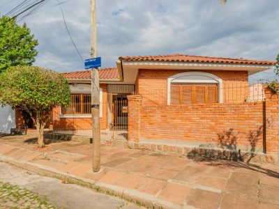 Casa Térrea à venda com 3 dormitórios, 138m² e 2 vagas no bairro Guarujá, Zona Sul de Porto Alegre