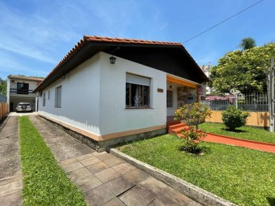 Casa à venda com 4 dormitórios, 254m² e 4 vagas no bairro Tristeza, Zona Sul de Porto Alegre