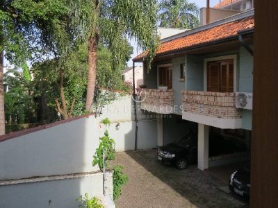 Casa em Condomínio à venda com 3 dormitórios, 202m² e 2 vagas no bairro Ipanema, Zona Sul de Porto Alegre