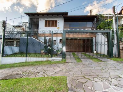 Casa à venda com 3 dormitórios, 292m² e 4 vagas no bairro Cavalhada, Zona Sul de Porto Alegre