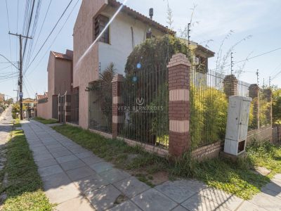 Casa à venda com 3 dormitórios, 255m² e 6 vagas no bairro Camaquã, Zona Sul de Porto Alegre