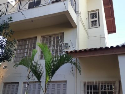 Casa à venda com 3 dormitórios, 122m² e 2 vagas no bairro Imperial Park, Zona Sul de Porto Alegre