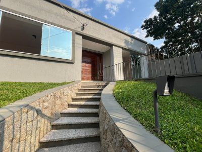 Casa à venda com 3 dormitórios, 180m² e 2 vagas no bairro Tristeza, Zona Sul de Porto Alegre