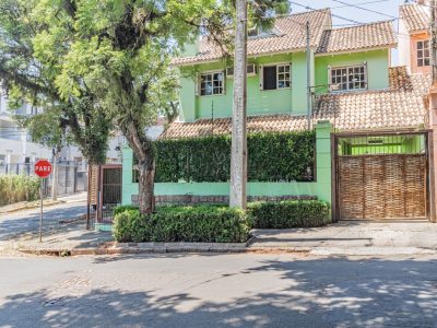 Casa à venda com 3 dormitórios, 220m² e 3 vagas no bairro Tristeza, Zona Sul de Porto Alegre