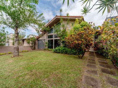 Casa à venda com 3 dormitórios, 235m² e 4 vagas no bairro Jardim Isabel, Zona Sul de Porto Alegre