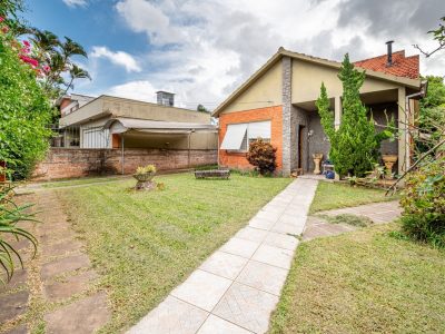 Casa à venda com 3 dormitórios, 220m² e 2 vagas no bairro Vila Assunção, Zona Sul de Porto Alegre