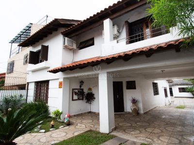 Casa à venda com 3 dormitórios, 238m² e 3 vagas no bairro Camaquã, Zona Sul de Porto Alegre