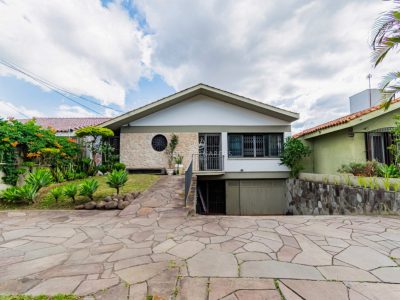 Casa à venda com 4 dormitórios, 500m² e 4 vagas no bairro Vila Assunção, Zona Sul de Porto Alegre