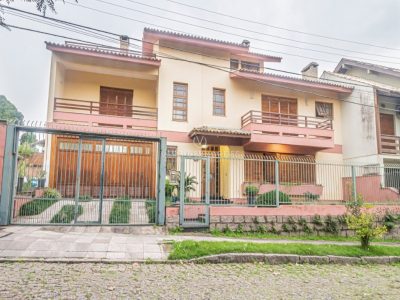 Casa à venda com 3 dormitórios, 270m² e 2 vagas no bairro Cavalhada, Zona Sul de Porto Alegre