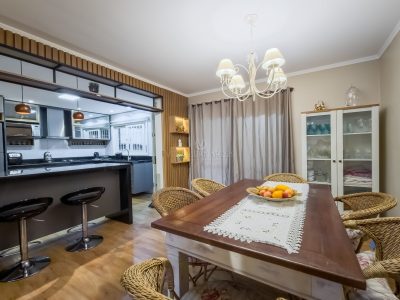 Casa à venda com 3 dormitórios, 159m² e 2 vagas no bairro Camaquã, Zona Sul de Porto Alegre