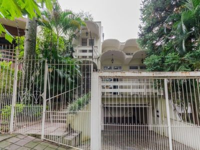 Casa à venda com 6 dormitórios, 477m² e 4 vagas no bairro Cristal, Zona Sul de Porto Alegre