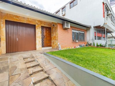 Casa Térrea à venda com 3 dormitórios, 160m² e 4 vagas no bairro Cristal, Zona Sul de Porto Alegre