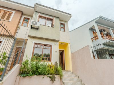 Casa à venda com 3 dormitórios, 148m² e 1 vaga no bairro Guarujá, Zona Sul de Porto Alegre