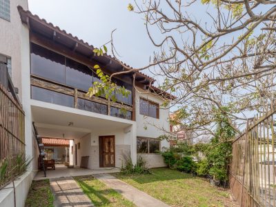 Casa à venda com 3 dormitórios, 183m² e 2 vagas no bairro Hípica, Zona Sul de Porto Alegre